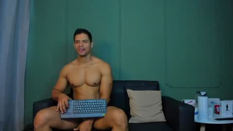 dominc_berry online show from June 20, 12:27 pm