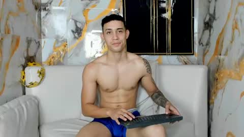 dominyck_ online show from August 8, 5:29 am