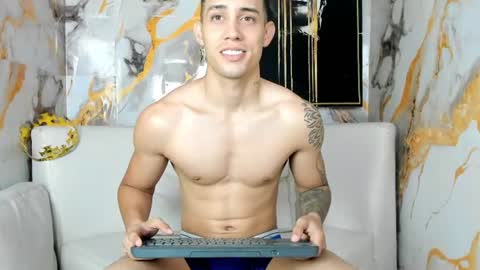 dominyck_ online show from August 8, 8:47 am