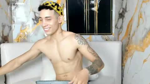 dominyck_ online show from August 8, 9:53 am
