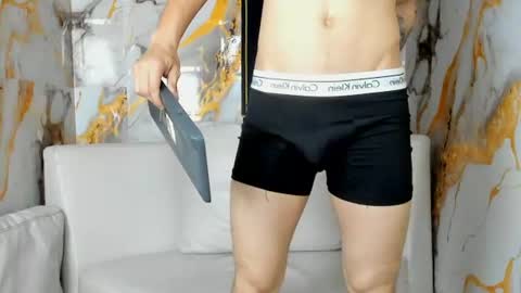 dominyck_ online show from August 15, 4:27 am