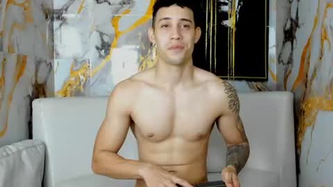 dominyck_ online show from August 15, 5:33 am