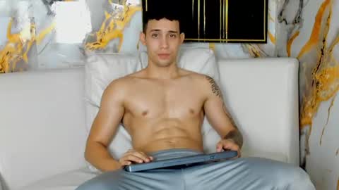 dominyck_ online show from August 15, 9:02 am