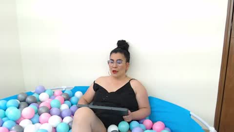 Anny online show from August 6, 1:10 pm