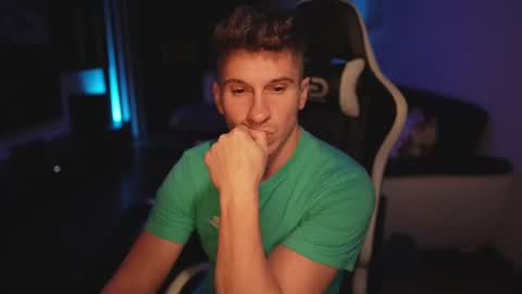 Dorian Reyes online show from August 13, 1:08 am