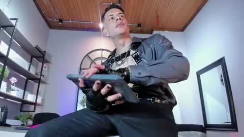 Dustin Sonne online show from August 11, 9:00 am