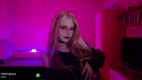 Madame online show from August 4, 5:10 pm