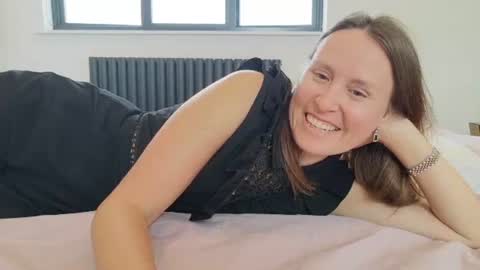 Nadia Ferreira  online show from August 6, 2:05 pm