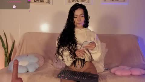 effy Independent model online show from August 6, 5:39 am