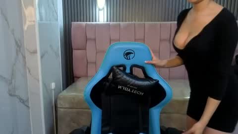 eimy18_b online show from August 10, 2:18 pm