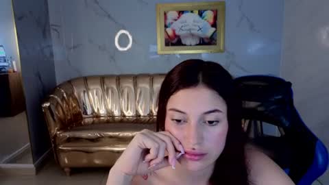 Elain online show from August 4, 9:34 pm