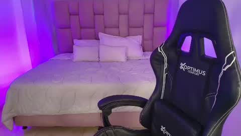 ELARA online show from August 8, 9:59 pm
