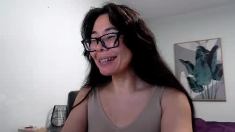 elaramuse_ online show from August 1, 7:14 am
