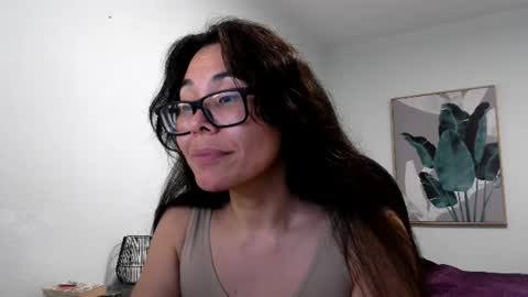 elaramuse_ online show from August 1, 9:26 am