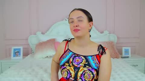 ElinaBellucci online show from April 16, 4:42 am