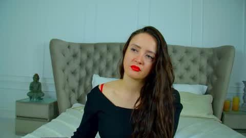 ElinaBellucci online show from April 17, 5:47 am