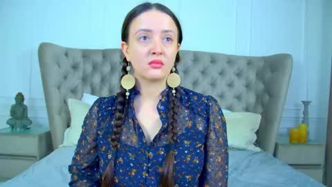 ElinaBellucci online show from April 24, 5:44 am