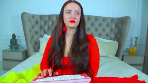 ElinaBellucci online show from April 26, 5:25 am