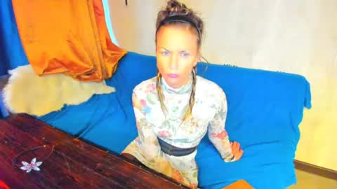 Elizabeth online show from August 25, 6:09 am