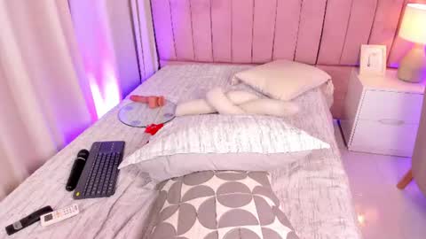 elizabeth_roche online show from August 3, 6:59 pm