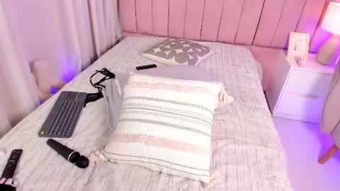 elizabeth_roche online show from August 4, 8:39 pm