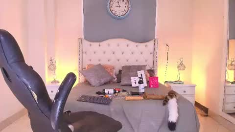 Elizabeth  online show from August 5, 8:01 am