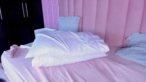 elizabethbloomm online show from August 2, 5:03 am