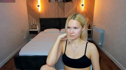 Ella online show from March 30, 4:37 am