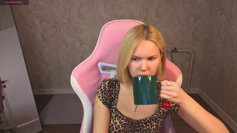 Ella online show from April 1, 2:42 am