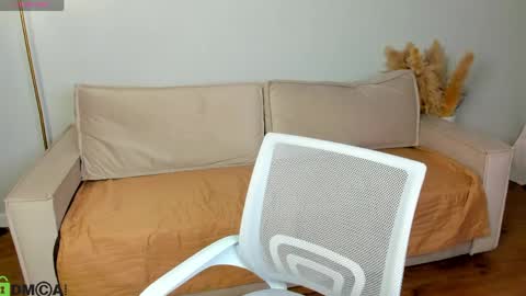 Ella online show from April 6, 2:10 pm