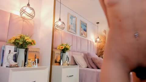 ella_parker_ online show from August 5, 6:00 am