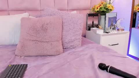 ella_parker_ online show from August 7, 8:03 am