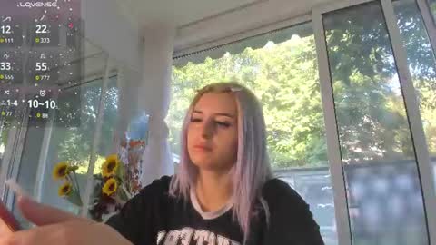ella_vee online show from August 12, 5:21 am