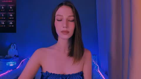 ellaamber online show from August 11, 6:10 pm