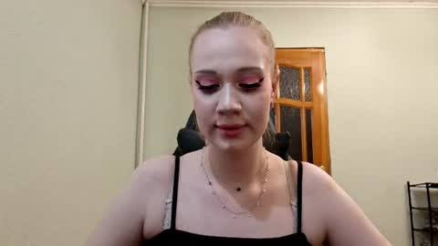 ellaygray online show from August 7, 3:45 pm