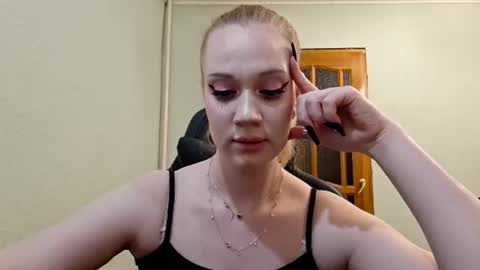 ellaygray online show from August 7, 8:20 pm