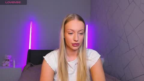 elldiana online show from June 19, 2:44 am