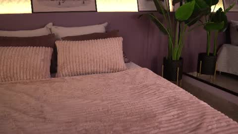 ellediane online show from August 9, 2:01 am
