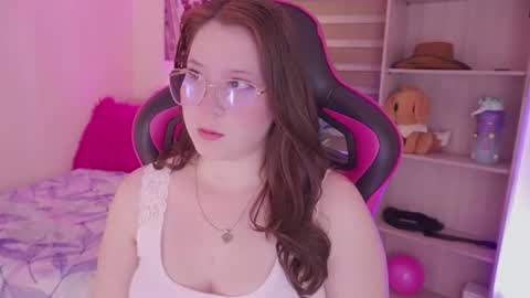 ellie_doll_ online show from August 5, 6:39 pm