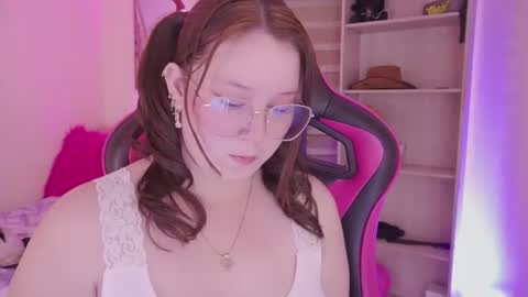 ellie_doll_ online show from August 5, 9:57 pm