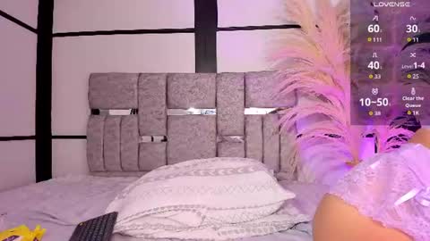 elliecarter_ online show from August 8, 8:03 am