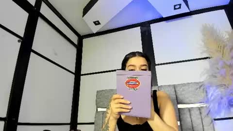 elliecarter_ online show from August 9, 5:30 am