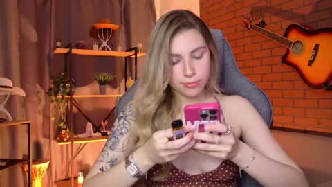 elliecutes online show from August 14, 7:34 am