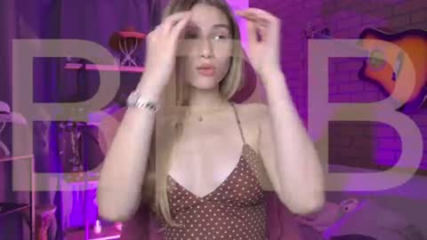 elliecutes online show from August 14, 9:46 am
