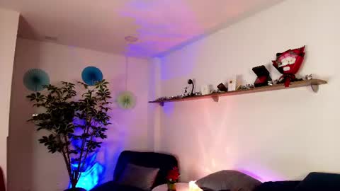 elliee1 online show from July 31, 2:56 pm