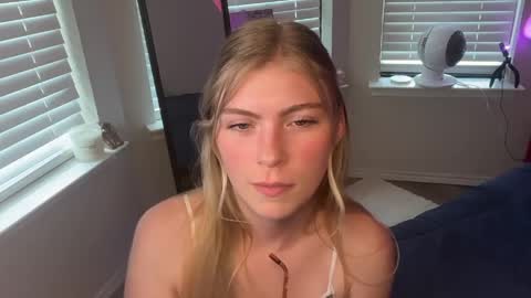 Ellie online show from April 12, 10:01 pm