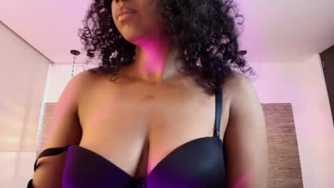 elliee_alves online show from August 3, 4:25 pm