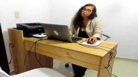 elliee_wlisson online show from May 26, 4:35 am