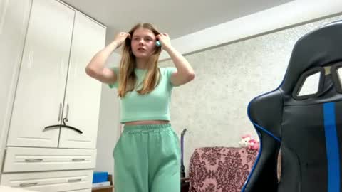 Elly online show from August 6, 1:54 pm
