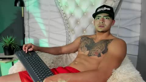 Elloit Colton online show from August 8, 1:49 am